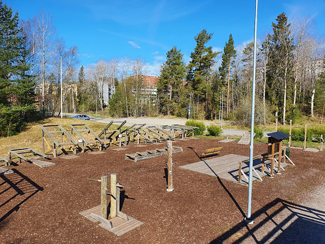 Utegym med olika stationer för träning.